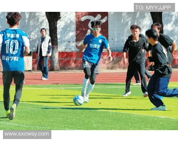 赛后分析：成都足球队与深圳足球队的团队协作表现及启示